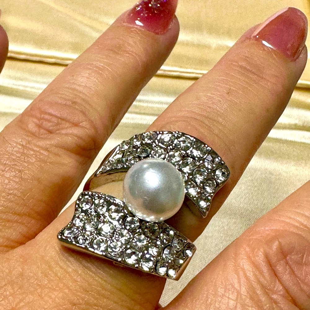 Stunning rhinestone and faux pearl ring size 8